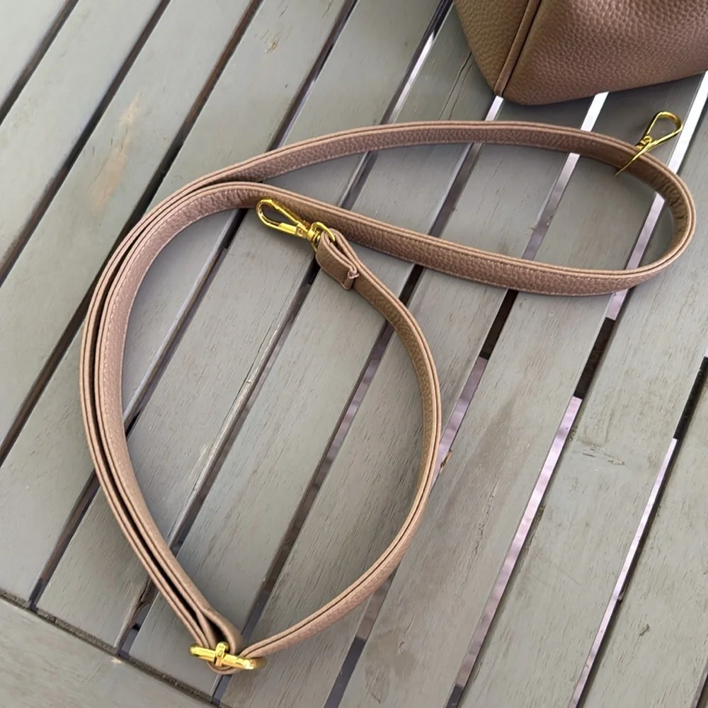 Elegant Tan Leather Handbag - Picture 4 of 8